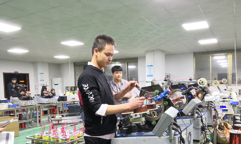 圣元電器伙伴進(jìn)行繞線比賽